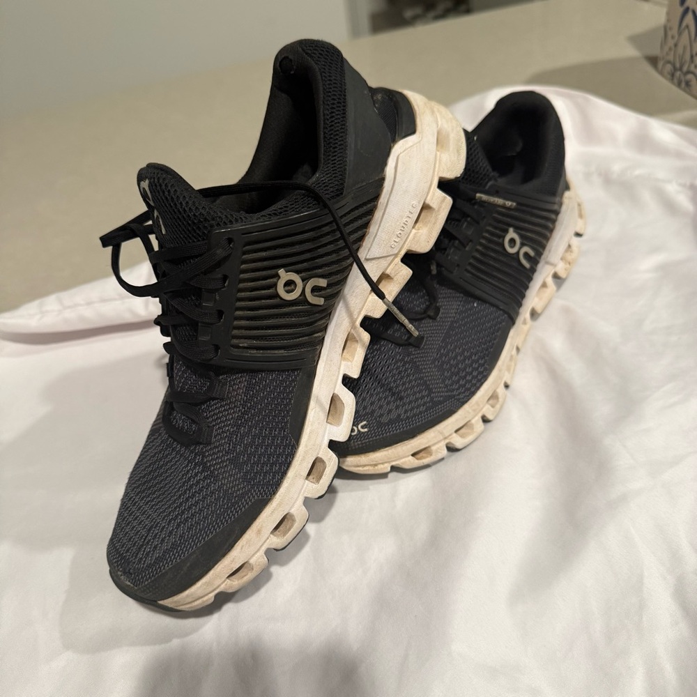 On cloud black womens shoes size W7